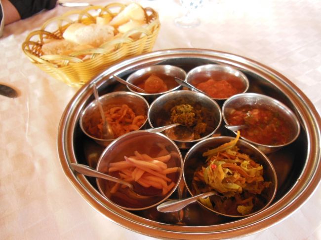 14時頃、遅めのランチ。　行ったレストランは、空港近くにある「ラ・ショミエール」というクレオール料理のレストランです☆☆<br /><br />秋篠宮殿下がマダガスカルを訪れた時に食事をされたレストラン、って歩き方に書いてありました　w(*ﾟoﾟ*)w<br /><br />殿下、マダガスカルに行かれてたことにびっくり！<br /><br /><br />これはスパイスのセット。好きなのを料理にかけて食べます。