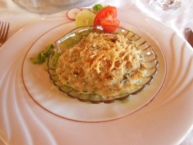 前菜のカニのグラタン。<br /><br /><br />これがうまーーーい！！　ホワイトソースに対してのカニの比率がハンパない！！