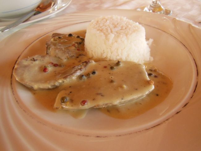 そして牛タンのホワイトソース煮込み。<br /><br /><br />焼肉とタンシチューしかタン料理食べたことなかった私にとって、口の中でビッグバンが起きてた(ﾟ∇ﾟ ;)<br /><br /><br />日本ではクリームソース系の料理苦手なのに、ペロッて食べちゃいました。