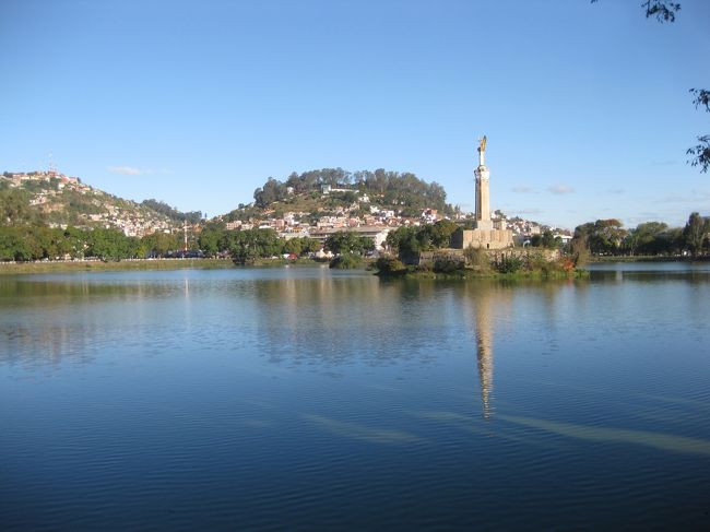 街中にあるアヌシ湖☆<br /><br />秋は湖沿いに植えられているジャカランダの木が一斉に花を咲かせるとか。　そしてその後、10月に私達と同じくマダガスカルにハネムーンに行った友達夫婦はジャカランダを楽しむことができたようです(*'ー'*)