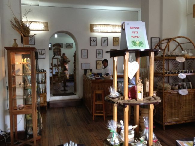 次は私がリクエストした「ビオアロマ」。<br /><br />イランイランの石鹸やオイルを見てみたくて☆　女性のお友達用にアロマ石鹸を購入ー。