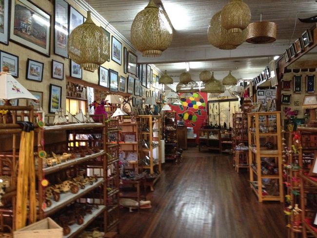 その後は、観光客用のお土産屋さんへ。<br /><br /><br />ハネムーンの思い出に、バオバブの箸置きとか、キャンドルスタンドを購入しました。