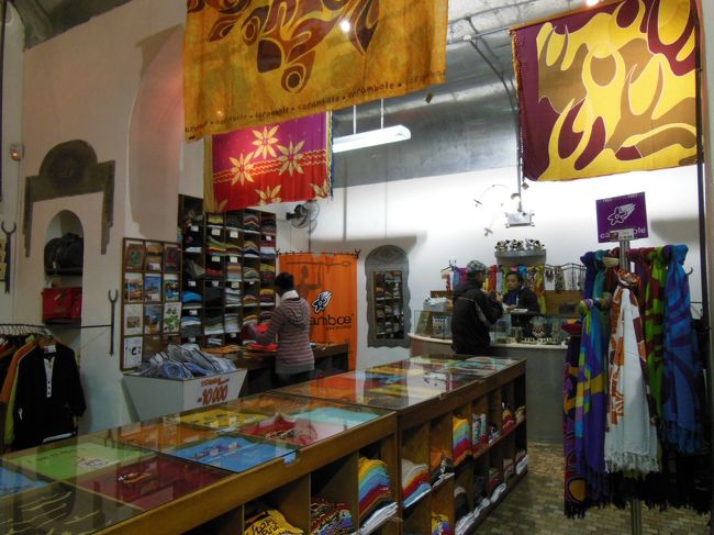 ＭＡＫＩカンパニーの店内。Ｔシャツが所狭しと並んでいます！<br /><br /><br />夫は自分用に、私は日本でお土産を待ってくれている（多分）4歳の甥っ子にＴシャツを買いました。<br /><br />夫はロンＴも買ったんだけど、その日の夜が急に寒くなってロンＴ大活躍。よかったね〜（ ﾟ ρ ﾟ )