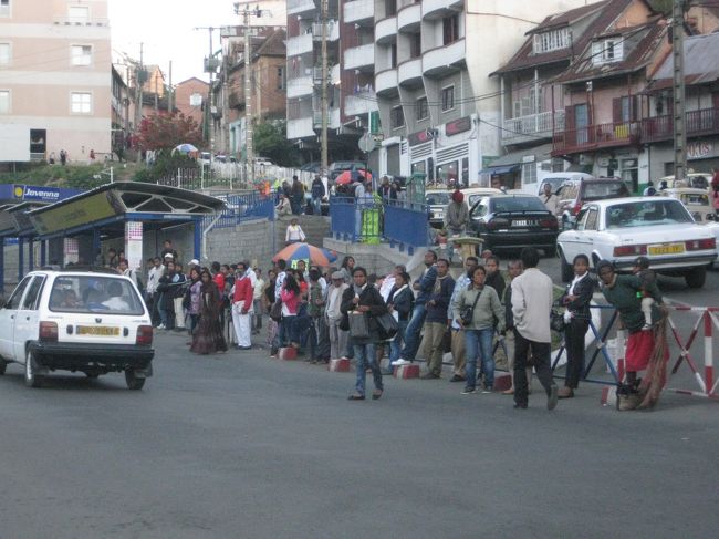 夕方の帰宅ラッシュ。<br /><br /><br />バス待ちだって。