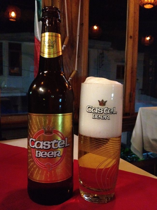 夕食はホテルにあるイタリアンレストランで。<br /><br /><br />マダガスカルでイタリアン…惹かれない（笑）。<br /><br /><br />今まではThree Horse beerだったので、今夜はCastelにしてみたよ。