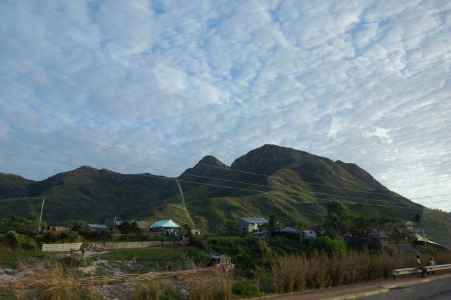 ナハンプアナ保護区へ<br />車窓より　ピクサンルイス山<br />