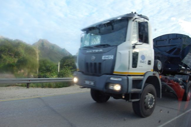 錫を運ぶトラック