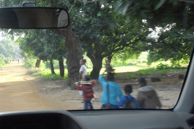 現地の人は本当によく歩いている