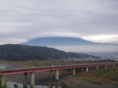 富士川ＳＡ・・・
本当なら富士山綺麗に見えるのに・・・
雲かかってるぜ
残念！