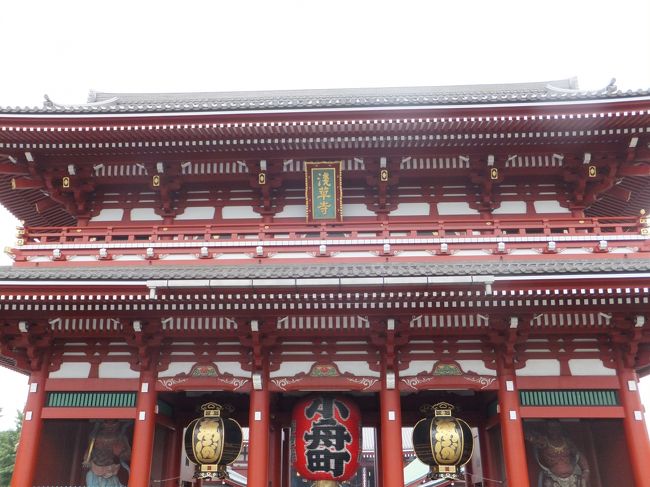 宝蔵門<br /><br />浅草寺の宝物殿<br />当初は仁王を納めていたところから仁王門と言われ、平安時代の中期から建てられていたと伝えられる。<br />1649年（慶安2)に家光によって、本堂などと共に木造では最後の楼門が建築されました。<br />昭和20年(1945)の空襲で本堂と共に焼失しましたが、ホテルニューオータニの創業者、大谷米太郎氏の寄進で再建されたのは昭和39年(1964)です。<br />浅草寺の宝物の収蔵庫になっているため宝蔵門の名前がついています。門全体の大きさは高さ22.7ｍ、間口21ｍ、奥行き8ｍ。