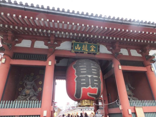 雷門<br />100年間近い間、幻の存在でした。<br />浅草寺の正面入口、最初の門は平公雅によって浅草寺の総門として942年（天慶5）に建てられた。<br />江戸時代には３度の火災によって焼失した。<br />最初は１６４２年（寛永１９）、１６４９年（慶安2)徳川家光によって建てられた門は右に「風神」左に「雷神」を安置してあるところから正しくは「風雷神門」、略して雷門と呼ばれた。２度目は１７６７年（明和４）、３度目は1865年（慶応元）の火災に遭って以来、昭和35年再建されるまで、95年間のあいだ雷門は幻の存在だったことになります。<br />現在の雷門は鉄筋コンクリート製で、松下電器の松下幸之助氏の寄進で、昔の姿そのままに再建されています。