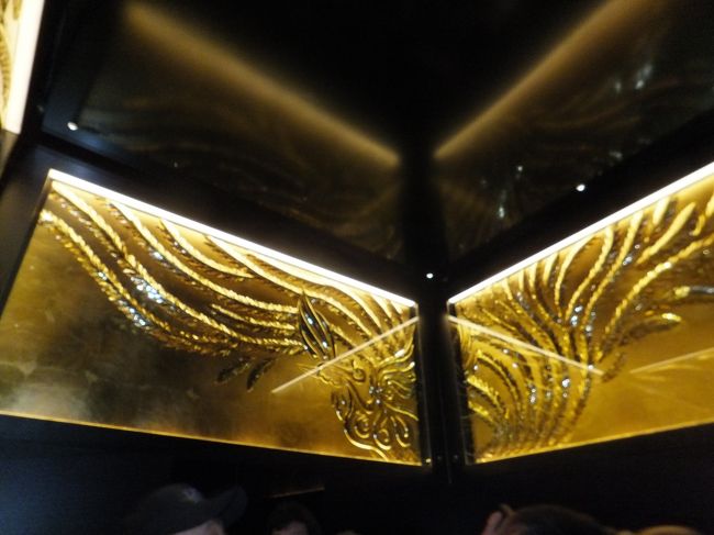 展望デッキまでのエレベーターは墨田の四季を表現した四季のエレベーター<br /><br />登りは鳳凰でした。