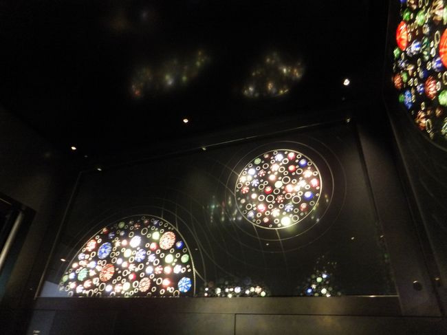 下りのエレベーターは江戸切子