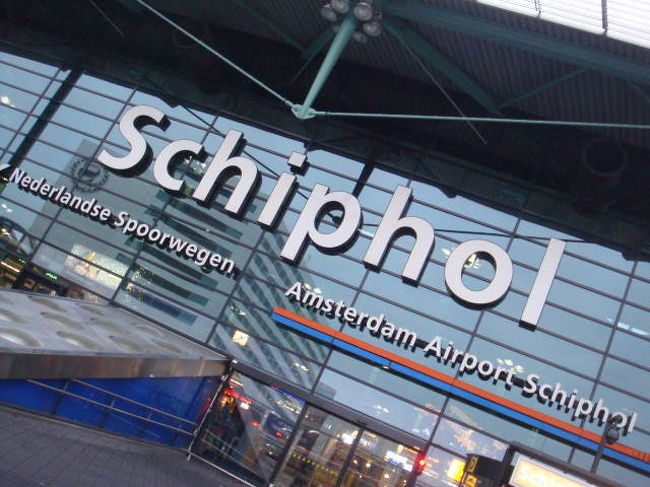 オランダ　スキポール空港に到着。<br />ブダペストへの乗継便が5時間待ちなので、アムステルダムへ遊びに行きました。入国審査はほぼノーチェック。そう言えば今回の旅行でこれ以降入国審査は1回もありませんでした。EU圏の移動が楽になりましたね。<br />空港を出たらすぐ下が駅でした。さすが世界一使いやすい空港です。