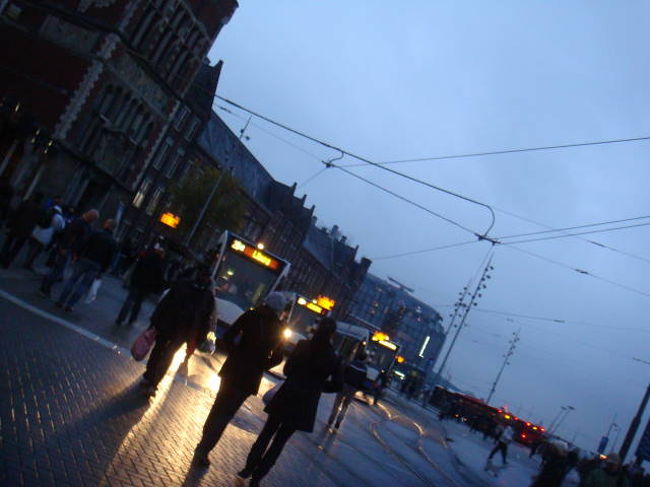 20分でアムステルダム中央駅に到着。<br />それにしても道行く人がみんなデカイ。トイレも当然現地仕様になっていて、背伸びが必要なほど（汗）。無理せず子供用を使いました（笑）