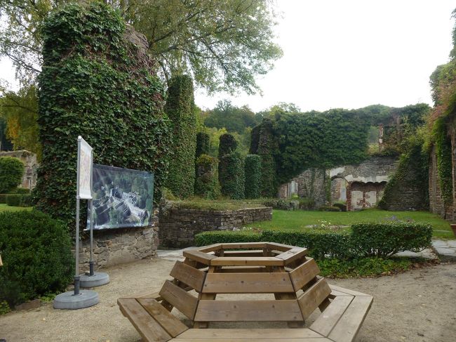 バスにてヴィレ・ラ・ヴィルへ<br />かつて400名もの修道士が暮らした　大修道院を訪ねました。<br />現在では廃墟になっていますが、その跡地からかなり大きいものだったことが想像できます。<br /><br />