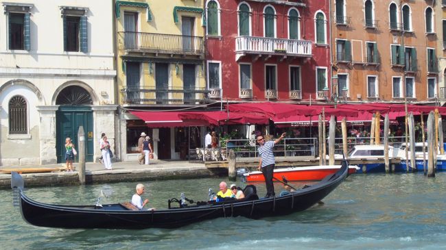 ゴンドラの船頭さんが運河を下りながら、運河の両岸に立つパラッツオ（宮殿）の由来などを客に説明しているのだろう。