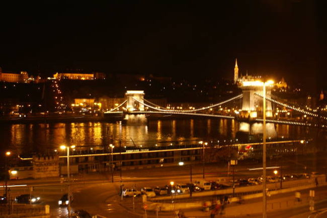 そして部屋からの夜景！このホテルを選んだ一番の理由がこれ。くさり橋はやっぱりきれいです。