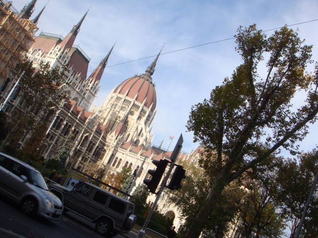 さて観光スタートです。<br />まずは国会議事堂に行きました。一部改修中なのが残念ですが、きれいな建物です！