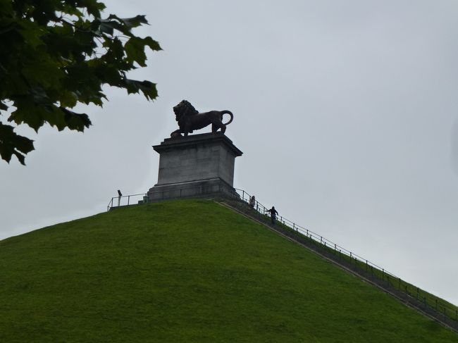 ワーテルローの戦い<br />1815年6月18日にイギリス・オランダ連合軍およびプロイセン軍が、フランス皇帝ナポレオン1世率いるフランス軍を破った戦いで、ナポレオン最後の戦いとして知られています。<br /><br />ワーテルロー南南東5kmのモン・サン・ジャン（Mont Saint Jean）には、記念碑、通称「 ワーテルロー・ライオン」があり、ライオン像がフランスを向いています。