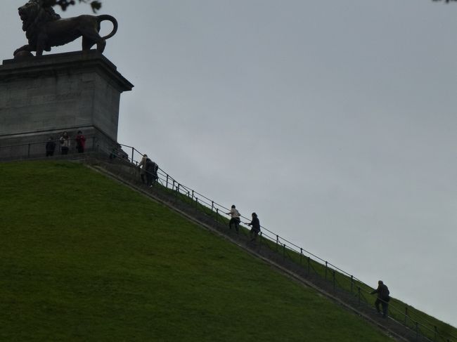 高さ４１ｍの頂上までの階段は２２６段<br />ライオンの向いている方向がフランスです<br /><br />エッチラオッチラと。