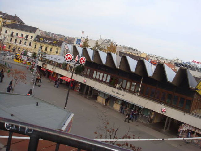 国会議事堂はあきらめ、地下鉄で王宮の丘に向かいます。<br />セール・カルマン駅からバスなんですがバス停が分からず右往左往。駅の窓口で聞いてやっと見つけました。階段の上だったのね・・・。