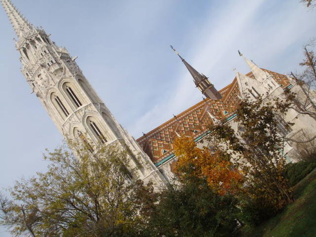 マチャーシュ教会。西洋と東洋が合わさったような不思議な美しさです。<br /><br />そろそろランチの予約時間が迫ってきたので名残惜しいですが移動します。