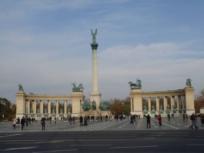 地下鉄を乗り継いで英雄広場に到着。本当にこの街はどこも絵になるな〜。