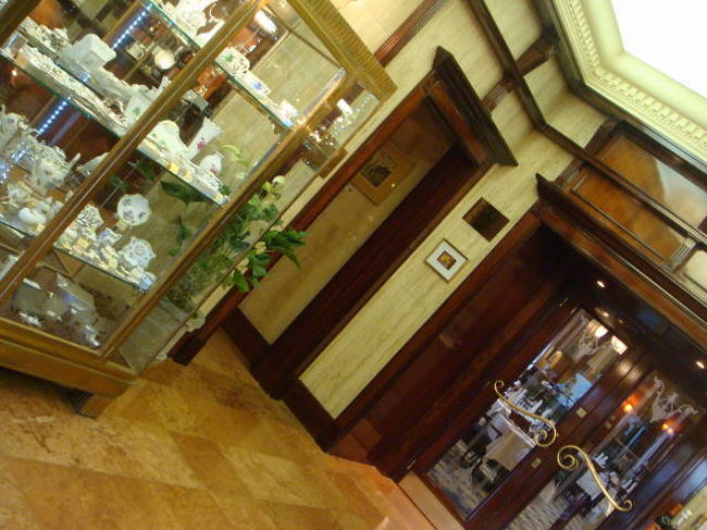 いざランチへ。<br />ちょうど日曜日に重なったので、Gundelのサンデー・ブランチにいきました。英雄広場後方の市民広場内にあります。