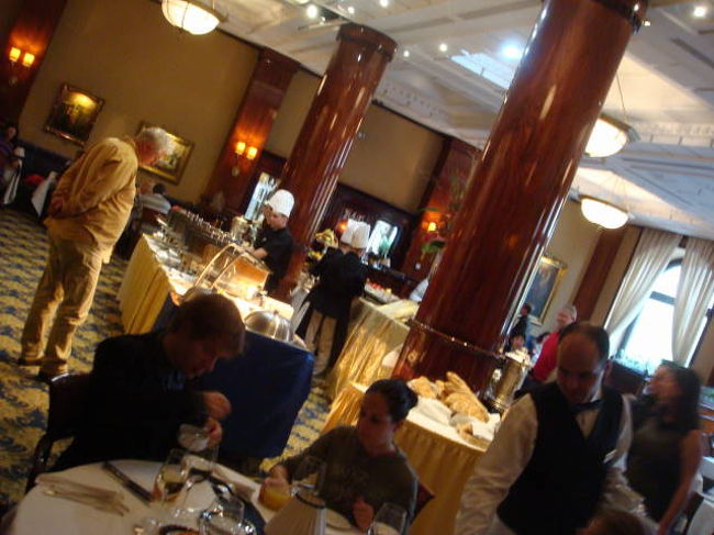 ブダペスト最高級レストランとのことで緊張していましたが、家族連れも多く和やかな雰囲気。日本のホテルビュッフェよりくだけた感じです。