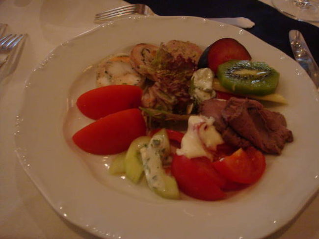 ビュッフェ＋スパークリングワインがついて3,000円位。種類も多く、美味しかったです。<br />ただ朝ガッツリ食べてしまったので、あまり食べられませんでした（涙）