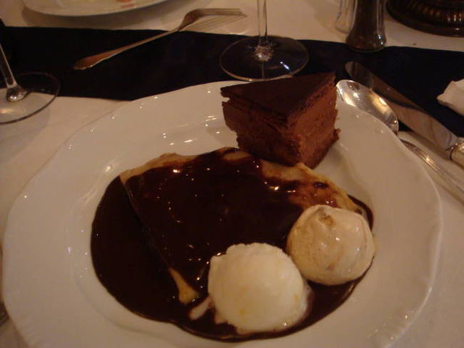 名物のパラチンタ。クレープにナッツが詰まっているものでGundelが発祥とのことです。チョコケーキも美味しかった！
