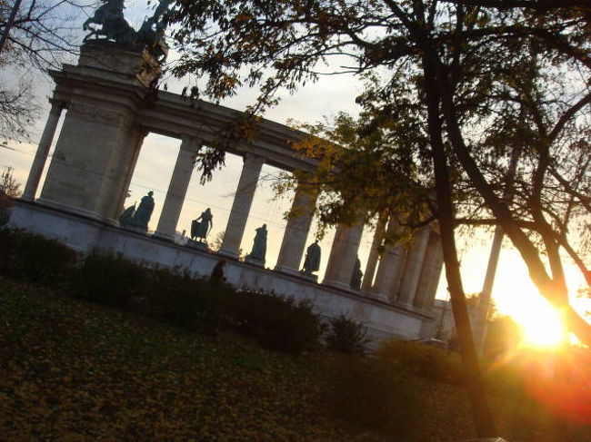 店を出たころにはすっかり日も傾いていました。夕日越しの英雄たちの背中です。