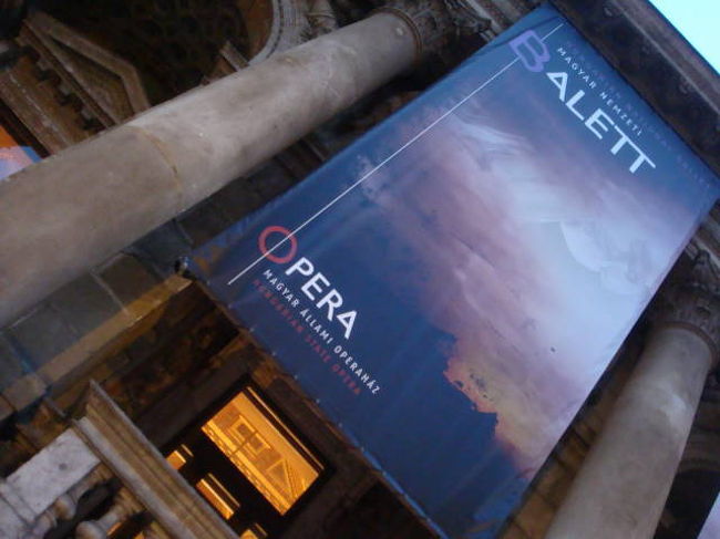 次にオペラ座に行きました。<br />ツアーに参加すると、内部を解説付きで紹介してくれます。