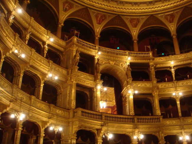 音響には金箔がいいらしく、全面金色。豪華です。<br />またシシィこと王妃エリザベートがよく通ったそうですが、ロイヤルボックスではなくステージ横の前方席に座っていたとのこと。理由は観客に自分を見せたいから（笑）やはり絶世の美女は発想が違いますね。