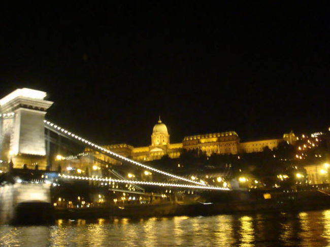 そしてくさり橋と王宮。見とれます。