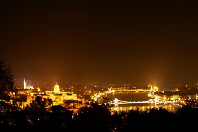 クルーズの後は、ゲッレールトの丘から夜景鑑賞です。いつまで見ていても飽きませんでした。