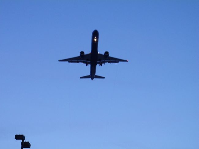 レンタカーの駐車場の真上を到着便が次々とアプローチしていきます。