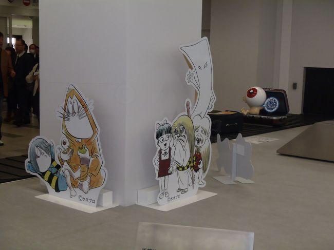 全日空便で米子空港に到着。正式名称？は米子鬼太郎空港です。<br />ターンテーブルには目玉親父が回っていました。<br /><br />空港からは米子駅行きと松江駅行きのバスに接続しています。<br />松江駅までは約45分で到着です。<br /><br />空港で「縁結びパーフェクトチケット」（3，000円）を買いました。<br />空港バス（片道960円）、一畑電車（1日券1，500円）、松江市内のバス（200円〜）に3日間乗り放題の他、観光施設の割引も受けられます。<br />空港を往復するなら断然お得なチケットです。<br /><br /><br /><br />