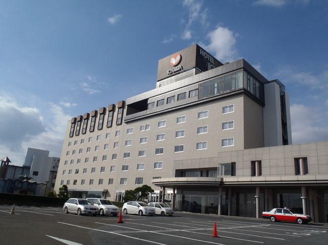 飛行気が1時間遅れたせいで、松江駅から宍道湖温泉行きの予定のバスにタッチの差で乗れませんでした・・。<br /><br />次のバスは20分後、これだと出雲大社行きがさらに1時間遅れることになるので、やむなくタクシーに乗りました。<br /><br />タクシーだと10分で到着です。<br />時間に余裕ができたので、宿泊予定の一畑ホテルにつけてもらい、荷物を預けることができました。<br /><br />宍道湖温泉駅はすぐ裏手になります。<br /><br /><br /><br /><br /><br />