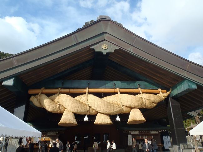 大きなしめ縄の神楽殿。