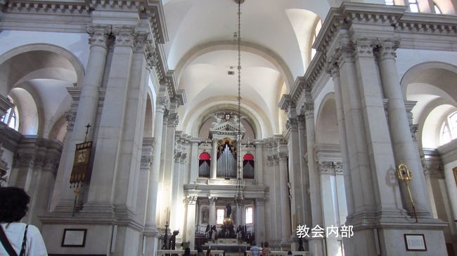 マジョーレ教会のファッサードの迫力に感動しながら、教会の内部へ。内部はミラノのドォーモなどと比べればシンプルな作りになっていいる。この教会の奥の方に鐘楼へ登るエレベータ乗り場がある。