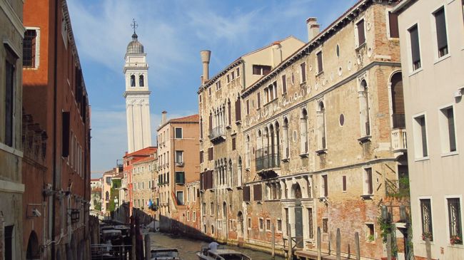 ちょっと傾いた鐘楼。つい写したくなるベネチアの景色