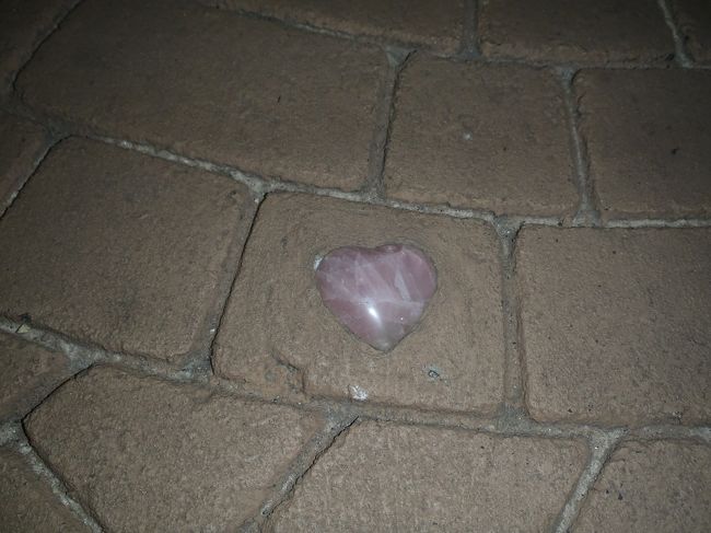 カラコロ大福のすぐそばの石畳に埋められているハートのパワーストーン。<br /><br />夕食は予定していた場所が予約で満席だったので、ガイドブックにのっていた「皆美」というお店に行こうと思ったら、ちょっと敷居が高い感じで躊躇してしまいましたが、お店の雰囲気は品のいい感じでとても良く、結局3，900円鯛飯のコースを頼んで、おなかいっぱいおいしく頂きました。<br /><br />サービス料も取られるので、気軽に行けるようなお店ではなかったのかも。<br />旅館が併設されていて、文人ゆかりの宿と書かれていました。