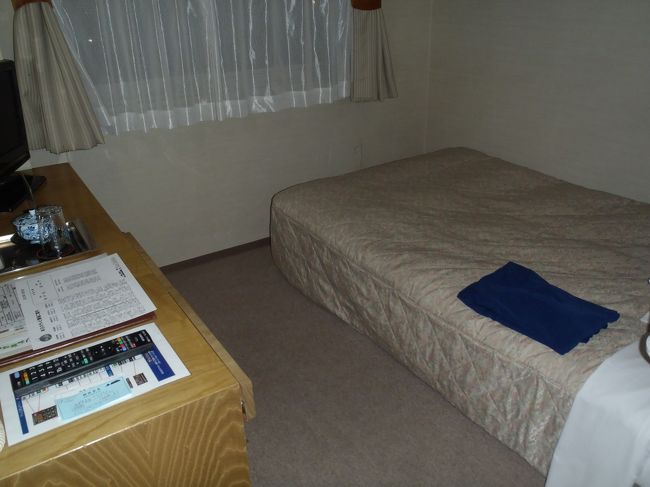 食事をしてお店を出たのは20:20くらいでしたが、宍道湖温泉に行くバスはもう終わっていました。<br />ホテルまでは歩いても15分かからないくらいでした。<br /><br />ホテルの部屋は安いプランだったので狭かったですが、温泉のある大浴場がついているので、お風呂はのんびり入れました。<br /><br />一日目終わり。<br /><br />