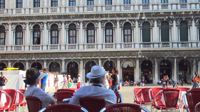 ロマンスグレーの素敵なカップの後ろ姿が、サンマルコ広なの風景に溶け合い映画の1シーンのようだった。