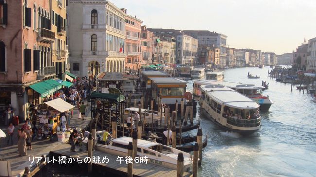 リアルと橋を渡りながら、夕暮れのカナル・グランデ（大運河）を写す。