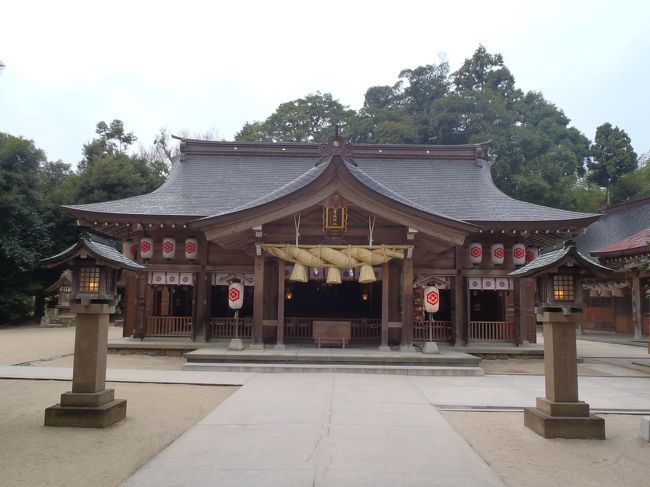 2日目はもう一つの目的だった八重垣神社へ行ってきました。<br /><br />土日祝日は宍道湖温泉駅から八重垣神社行きのバスが出ています。<br />こちらも本数が少ないので事前に調べておくといいと思います。<br /><br />この日は11時発の広島行き高速バスに乗る予定だったので、8:20分発のバスに乗りました。八重垣神社まで約20分です。<br /><br />社務所は9時からですが、目当ての占いの紙は外に置かれていました。100円を置いて1枚紙をもらい、いざ鏡の池へ。