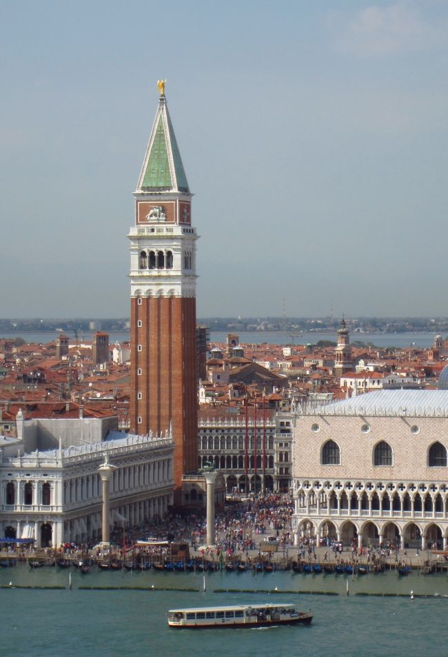 マジョーレ教会の鐘楼に登り、やはり最初に見たいのがサンマルコ寺院と広場。天気に恵まれ、くっきりとサンマルコ寺院の鐘楼が目に飛び込んできた。