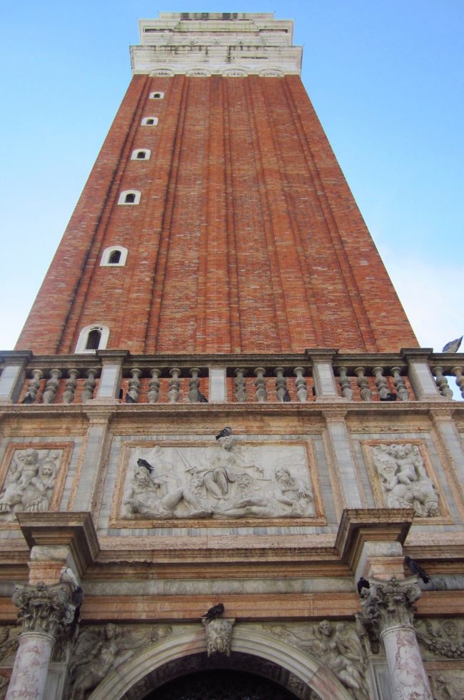ベネチアの絶景を見ようとサンマルコ寺院の鐘楼に登る。エレベーターで簡単に登れるのが有難い。待ち時間は10分程度。